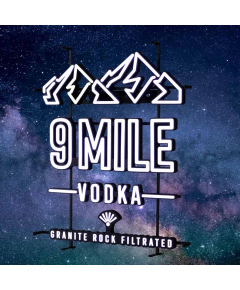 9 MILE leuchtendes LED Neon Sign in weiß mit 9 MILE Granite Rock Filtrated Vodka Logo und Bergmotiv