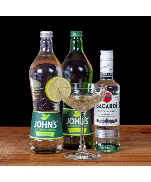 Daiquiri Cocktail-Paket komplett Bundle mit Bacardi Carta Blanca White Rum, JOHN'S Lime Juice & Rohrzucker Sirup. Auf dem Foto zu sehen ist der fertig gemixte Cocktail sowie alle Zutaten.