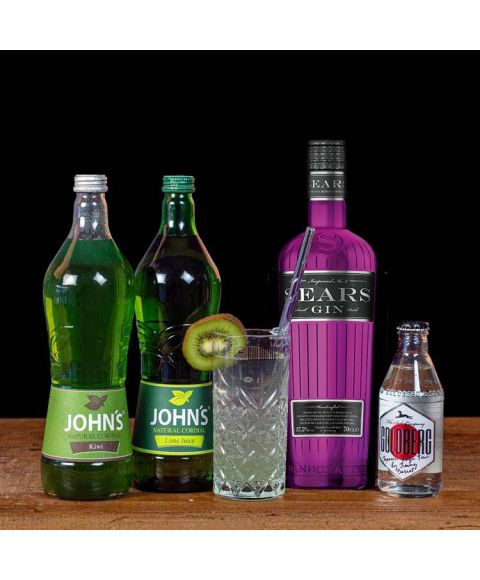 Sakura Tonic Cocktail-Paket komplett Bundle mit Sears Gin, JOHN's Kiwi, Lime Juice und GOLDBERG Yuzu Tonic. Auf dem Foto zu sehen ist der fertig gemixte Cocktail sowie alle Zutaten.