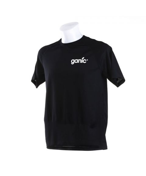 GANIC Shirt in Schwarz mit Druck auf der linken Brust und dem Rücken.