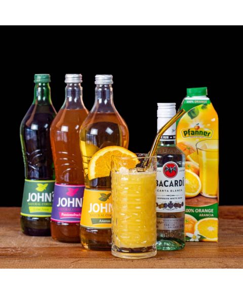 Hurricane Cocktail-Paket komplett Bundle mit Bacardi Carta Blanca White Rum, JOHN'S Lime Juice & Ananas Sirup, Passionsfrucht Sirup und Pfanner Orangensaft. Auf dem Foto zu sehen ist der fertig gemixte Cocktail sowie alle Zutaten.