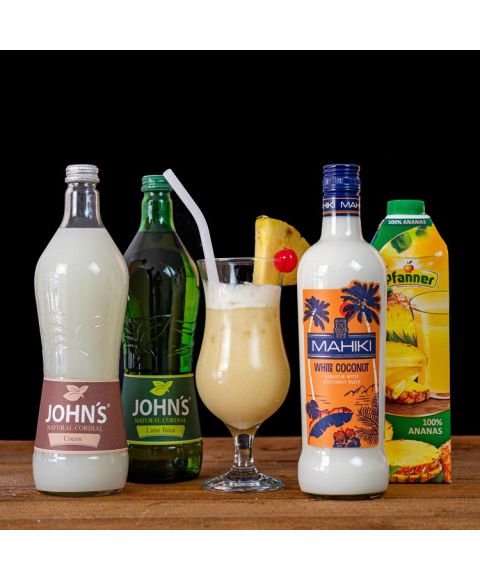 Pina Colada Cocktail-Paket komplett Bundle mit MAHIKI White Coconut, JOHN's Lime Juice, JOHN's Cocos und Pfanner Ananassaft. Auf dem Foto zu sehen ist der fertig gemixte Cocktail sowie alle Zutaten.