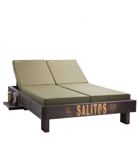 SALITOS double Sun-Lounger doppel 2er Sonnen-Liege in Echtholz dunkel gestrichen, mit hellem eingravierten Logo, beidseitiger Ablagefläche, stabilen Rollen, verstellbarer Rückenlehne und hochwertigem Polster. Rückenlehne ausgeklappt und Ablagefläche zur l