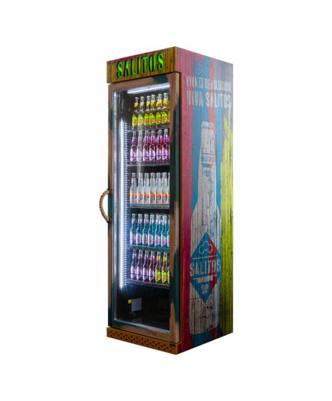 SALITOS Woody XL Getränke-Kühlschrank in bunter Holzoptik, Frontansicht von schräg rechts und auf weißem Hintergrund.