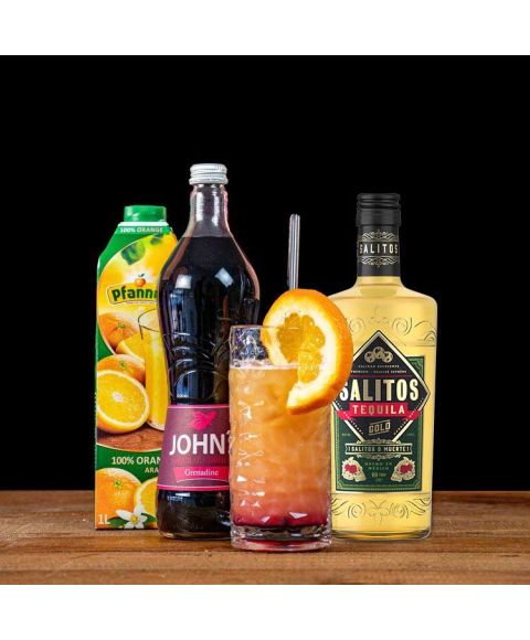 Tequila Sunrise Cocktail-Paket komplett Bundle mit SALITOS Tequila Silver, JOHN'S Grenadine Sirup & Pfanner Orangensaft. Auf dem Foto zu sehen ist der fertig gemixte Cocktail sowie alle Zutaten.