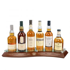 Classic Whisky Malt Display aus Holz mit verschiedenen schottischen Whisky Flaschen: Glenkichie, Lagavulin, Oban, Cragganmore, Talisker, Dalwhinnie Vorderseite mit Beschriftungen von Diageo
