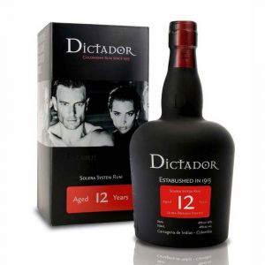 Dictador Colombian 12 YO Rum in einer form schönen matt schwarzen Flasche mit roten Highlights und 0,7l Inhalt.