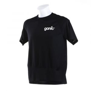 GANIC Shirt in Schwarz mit Druck auf der linken Brust und dem Rücken.
