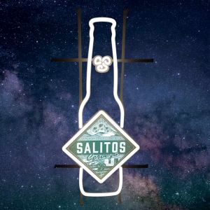 Beleuchtetes LED Neon Sign von SALITOS in Flaschenform mit Cerveza Bier Logo in der Mitte